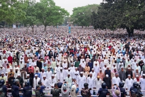 কিশোরগঞ্জে শোলাকিয়ায় ৬ লাখ মুসল্লি নিয়ে ঈদ জামাত অনুষ্ঠিত