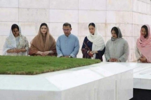 বাবা-মায়ের কবর জিয়ারত করলেন প্রধানমন্ত্রী