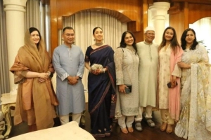 প্রধানমন্ত্রীর সঙ্গে ড. ইউনূসের ঈদ শুভেচ্ছা বিনিময়