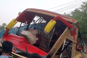 কুমিল্লায় ট্রেনের সঙ্গে বাসের সংঘর্ষে নি’হত ১২