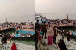 রাজবাড়ীতে যাত্রী নিয়ে ফেরি থেকে নদীতে পড়ল বাস