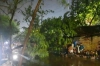 তীব্র ঝড়ে রাজধানীর কমলাপুরে গাছ উল্টে প্রধান সড়ক বন্ধ