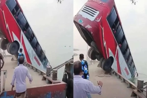 পদ্মায় ডুবে যাওয়া বাস থেকে ২ নারীর মরদেহ উদ্ধার, আহত ১১