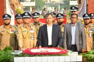 রাজারবাগে বীর শহীদদের প্রতি স্বরাষ্ট্রমন্ত্রী ও আইজিপির শ্রদ্ধা