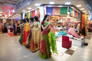 সারা দেশে রাত ৮টার মধ্যে দোকান ও শপিংমল বন্ধ