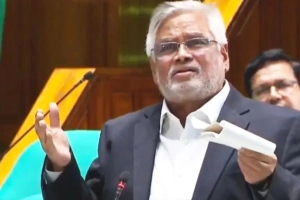 খালেদা জিয়া আপনাদের গাড়িতে পতাকা তুলে দিয়েছিলেন, প্রধানমন্ত্রীকে সহযোগিতা করুন