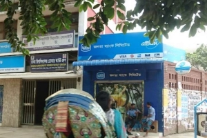 দুপুরে ঢাবি ক্যাম্পাসে ছুরি ঠেকিয়ে ছিনতাই অভিযোগ