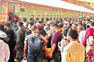 কমলাপুরে উপচে পড়া ভিড়, রাজধানী ছাড়ছে ঘরমুখো মানুষ
