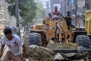 পশু কুরবানির পরপরই বর্জ্য অপসারণে নামল ঢাকার দুই সিটি