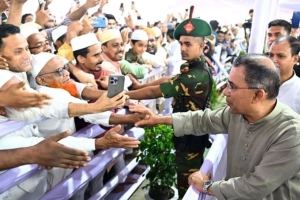 নামাজ শেষে মুসল্লিদের সঙ্গে ঈদের শুভেচ্ছা বিনিময় প্রধানমন্ত্রীর