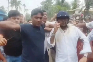 নিহত কর্মীর বাড়ি গিয়ে হামলার শিকার অভিষেক বন্দ্যোপাধ্যায়