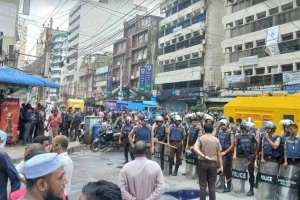 ইসলামী ব্যাংক ঘেরাও: গ্রাহকদের ওপর পুলিশের লাঠিচার্জ-টিয়ারগ্যাস