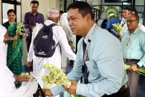 হজ শেষে চট্টগ্রামে ফিরলেন প্রথম ৩৭৮ হাজি