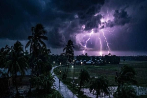 ঢাকাসহ ১১ জেলায় ৬০ কি.মি বেগে ঝড়ের আশঙ্কা