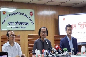 ভারতে প্রবেশ না করেই দেশে ফেরা নিয়ে মুখ খুললেন তথ্য উপদেষ্টা 
