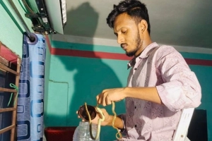 এসির ভেতর থেকে উদ্ধার চারটি কালনাগিনী সাপ