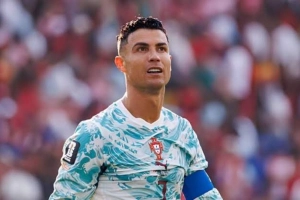 ভূমিকম্পে পা হারানো শিশুভক্তের পাশে দাঁড়ালেন রোনালদো