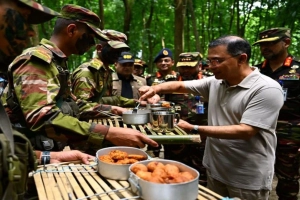 সেনাবাহিনীর গ্রীষ্মকালীন মহড়া পরিদর্শনে প্রধানমন্ত্রী