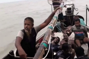 কুয়াকাটা উপকূলে দুই ট্রলারডুবি, নিখোঁজ সাত জেলে