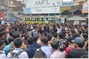 শিক্ষামন্ত্রীর পদত্যাগের দাবিতে সায়েন্সল্যাব ও উত্তরায় সড়ক অবরোধ