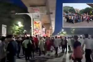 শাহবাগ মোড় অবরোধ করেছেন এইচএসসি পরীক্ষার্থীরা