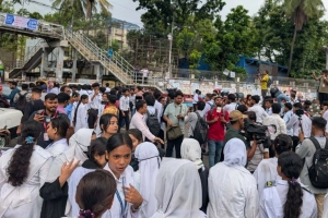 ‘লং মার্চ টু শিক্ষা মন্ত্রণালয়’ কর্মসূচিতে নীলক্ষেত-সায়েন্সল্যাবে সড়ক অবরোধ