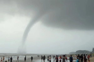 কক্সবাজার সৈকতে টর্নেডোর আঘাত