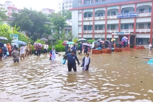 জলাবদ্ধতার মধ্যে এইচএসসি পরীক্ষা, কলেজের ৭ শিক্ষক বদলি