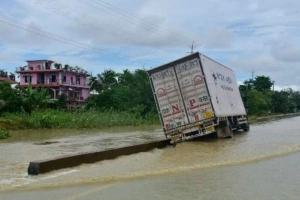 আসামের বন্যায় একদিনে ১৪ জনের মৃ’ত্যু