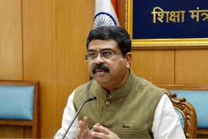 আন্দোলনের চাপে পদত্যাগ করলেন ভারতের শিক্ষামন্ত্রী