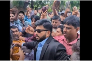 জিয়া-খালেদার মাজারে শ্রদ্ধা শেষে বিএনপির দুই পক্ষের হাতাহাতি