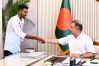 রক্তমাখা পতাকা প্রধানমন্ত্রীর হাতে তুলে দিলেন জুলাইযোদ্ধা আজিজুর