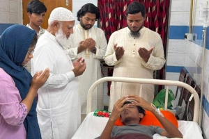 চোখ হারানো কিশোর আলিফকে হাসপাতালে দেখতে গেলেন জামায়াত আমির