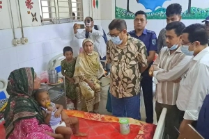হাসপাতালে অনিয়মে স্বাস্থ্যকর্মীর বিরুদ্ধে মন্ত্রীর কঠোর ব্যবস্থা