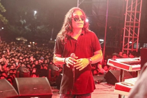 মঞ্চে বোতল নিক্ষেপের পর যা বললেন হাসান