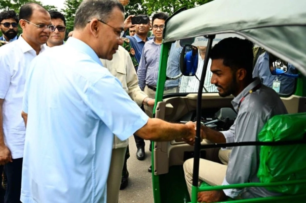 জুলাই যোদ্ধাদের রিকশা-সিএনজি উপহার দিলেন প্রধানমন্ত্রী