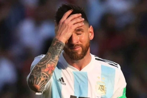অনির্দিষ্টকালের জন্য ফুটবল থেকে সরলেন মেসি