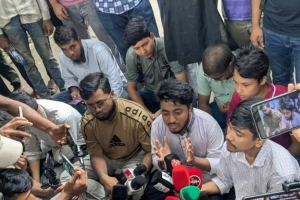 ঢাকা কলেজে তালা দিয়ে শিক্ষার্থীদের বিক্ষোভ