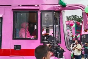 চালুর প্রথম দিনেই দুর্ঘটনায় পিংক বাস