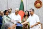 চা শ্রমিকদের রেইনকোট বিতরণ করলেন প্রধানমন্ত্রী