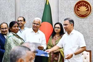 চা শ্রমিকদের রেইনকোট বিতরণ করলেন প্রধানমন্ত্রী