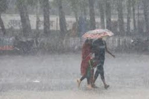 সাতসকালে বৃষ্টিতে স্বস্তি ঢাকায়
