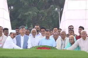 জিয়াউর রহমান ও খালেদা জিয়ার সমাধিতে শ্রদ্ধা জানালেন প্রধানমন্ত্রী