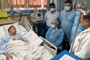 হাসপাতালে জ্বালানিমন্ত্রীকে দেখতে গেলেন রাষ্ট্রপতি