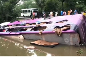 কুয়াকাটা যাওয়ার পথে পুকুরে বাস, জবির সাবেক ১৫ শিক্ষার্থী আহত