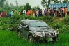 বৃদ্ধাকে বাঁচাতে গিয়ে প্রতিমন্ত্রীর গাড়ি জমিতে, আহত ১