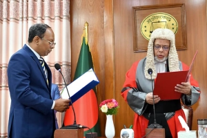 পিএসসির চেয়ারম্যান হিসেবে শপথ নিলেন অধ্যাপক নাজমুজ্জামান