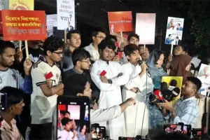 সরকারকে ‘লাল কার্ড’ দেখালো ছাত্রশক্তি