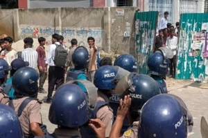 আইডিয়াল ও ঢাকা কলেজের শিক্ষার্থীদের সংঘর্ষ, যান চলাচল বন্ধ