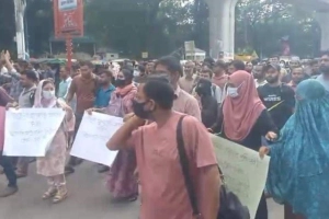 প্রাথমিকের নিয়োগপত্র না পেয়ে শাহবাগে প্রার্থীদের অবস্থান